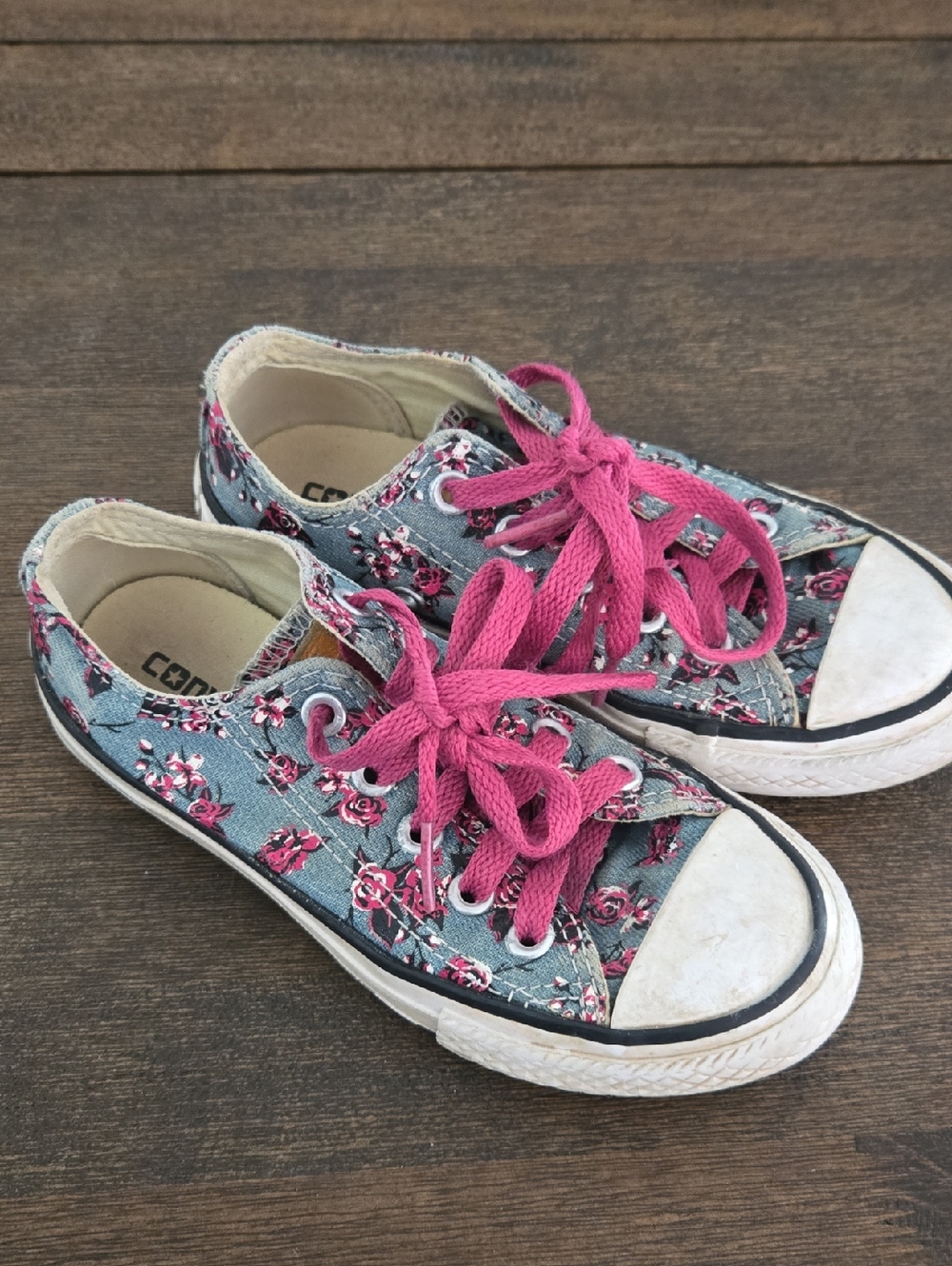 Converse Kids Floral Low-Top Sneakers in Blue with Pink Laces